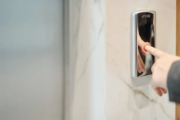 Рука Сучасної Ділової Людини Натискає Кнопку Стіну Очікуванні Ліфта Всередині — стокове фото