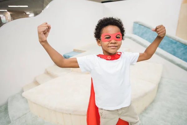 Schattig Jongetje Van Afrikaanse Afkomst Draagt Rode Mantel Van Superheld — Stockfoto