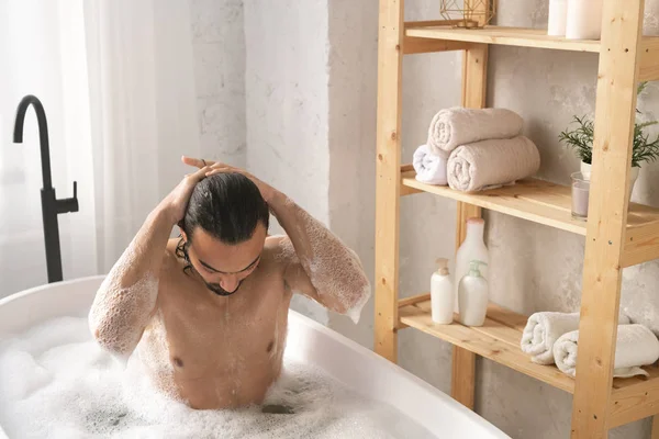 Wet Jovem Homem Muscular Lavar Cabelo Enquanto Tendo Banho Com — Fotografia de Stock