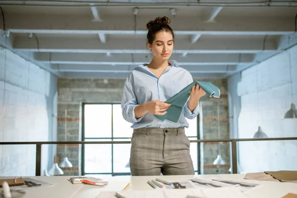 Hübsche Junge Designerin Von Kleidungsstücken Mit Textilmuster Bei Der Stoffauswahl — Stockfoto