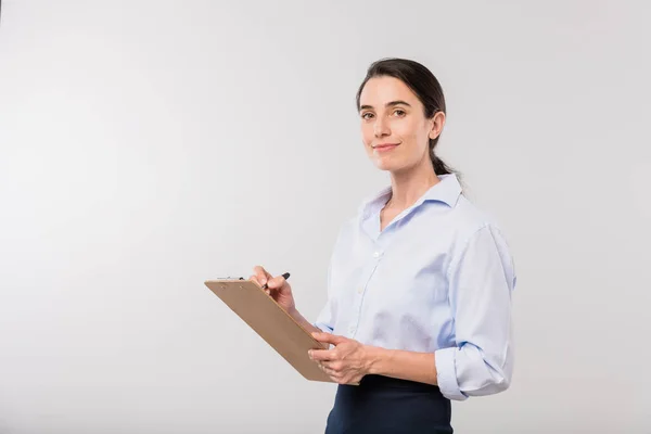 Junge Lächelnde Geschäftsfrau Formalbekleidung Macht Sich Notizen Bei Der Planung — Stockfoto