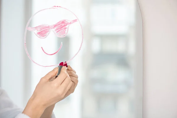 Hand Van Jonge Vrouw Met Karmozijnrode Lippenstift Tekening Grappig Gezicht — Stockfoto