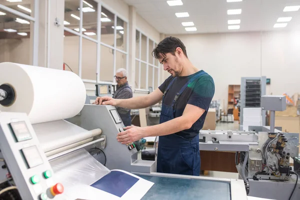 Operador Serio Prensa Impresión Uniforme Que Trabaja Con Máquina Impresión —  Fotos de Stock