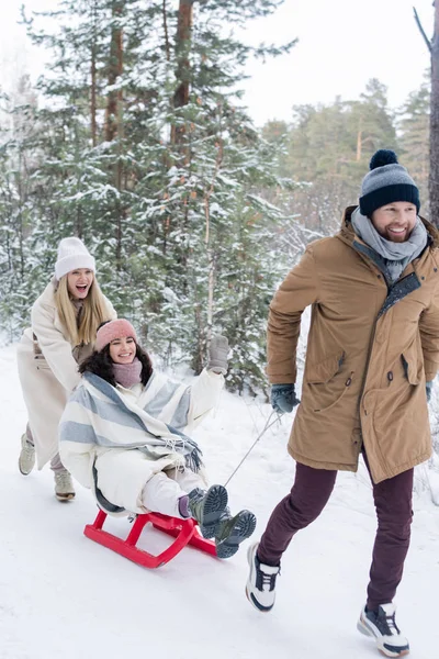 Heureux Jeune Homme Vêtements Hiver Tirant Traîneaux Avec Fille Gaie — Photo