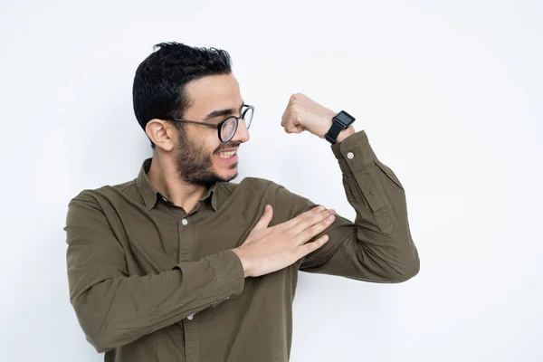 Sorrindo Jovem Homem Forte Óculos Camisa Tocando Seus Músculos Enquanto — Fotografia de Stock