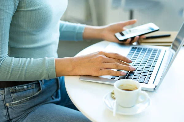 Handen Van Jonge Hedendaagse Freelancer Zakenvrouw Aanraken Toetsen Van Laptop — Stockfoto