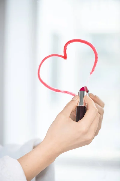 Mano Coqueta Hembra Con Lápiz Labial Color Carmesí Dibujando Corazón — Foto de Stock