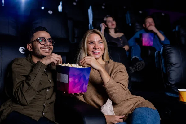 Alegre Jovem Casal Intercultural Desfrutar Tempo Cinema Enquanto Come Pipoca — Fotografia de Stock