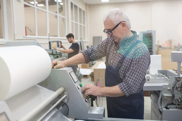 Hombre Mayor Serio Gafas Pulsando Botones Mientras Trabaja Máquina Impresión —  Fotos de Stock