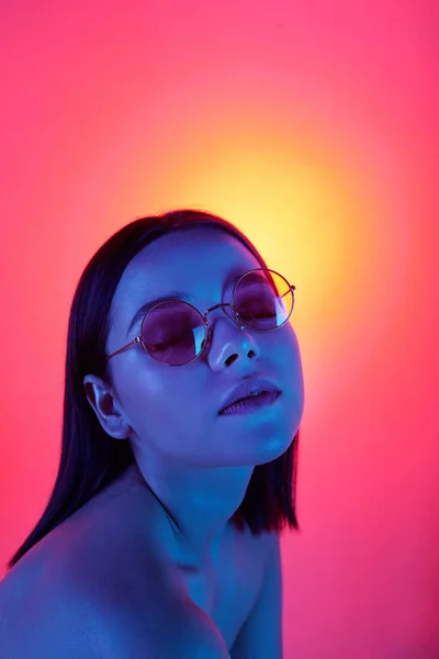 Şık Gözlüklü Seksi Kızın Portresi Mavi Işıkta Pembe Sarı Arka — Stok fotoğraf