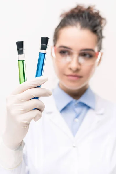 Mano Joven Clínica Científica Guantes Túnica Blanca Sosteniendo Dos Frascos — Foto de Stock