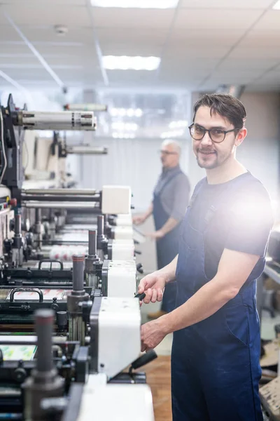 Portret Van Een Lachende Jonge Man Met Baard Een Bril — Stockfoto