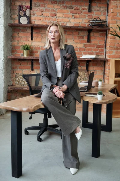 Θλιβερή Σοβαρή Ώριμη Επιχειρηματίας Κυρία Μοντέρνο Κοστούμι Κάθεται Στο Τραπέζι — Φωτογραφία Αρχείου