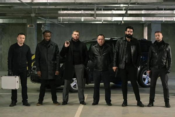 Rij Van Interculturele Gewapende Gangsters Criminelen Zwarte Jassen Jeans Die — Stockfoto