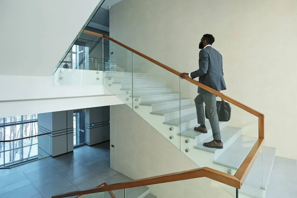 年轻优雅的非洲商人 头戴黑色皮包 上楼到商业中心的办公室 — 图库照片