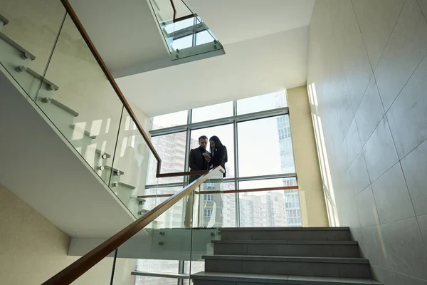 Två Unga Kollegor Formalwear Står Vid Räls Mellan Trappor Inne — Stockfoto