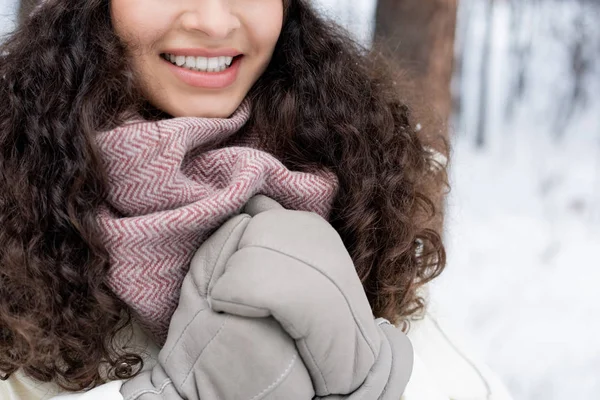 Jovem Morena Com Sorriso Dente Cabelo Encaracolado Vestindo Winterwear Quente — Fotografia de Stock