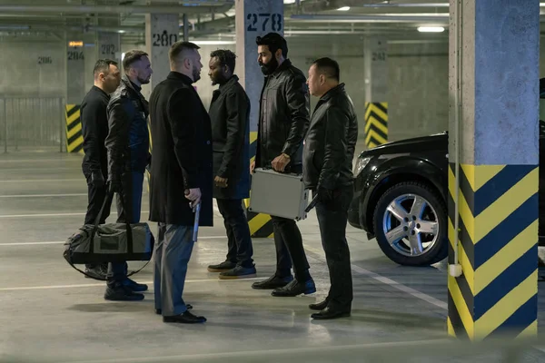 Två Grupper Mördare Svart Med Handeldvapen Och Väskor Samverkar När — Stockfoto