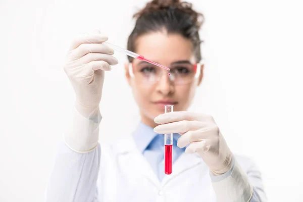 Dłonie Klinicystki Lub Chemika Rękawiczkach Wrzucającego Czerwoną Substancję Płynną Kolby — Zdjęcie stockowe