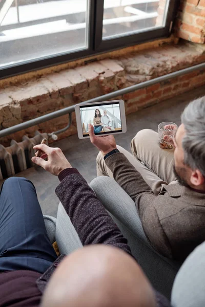 Sobre Visão Ombro Empresário Mostrando Foto Família Tablet Para Amigo — Fotografia de Stock