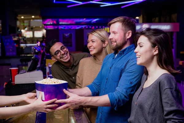 Két Boldog Fiatal Pár Popcornt Vásárol Pénztárosként Moziban Miközben Együtt — Stock Fotó