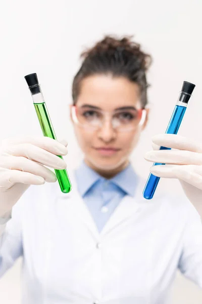 Ręce Żeńskiego Lekarza Klinicznego Lub Farmaceuty Kolbami Niebieskimi Zielonymi Próbkami — Zdjęcie stockowe