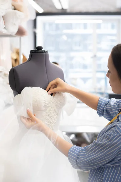 Mujer Joven Seria Camisa Casual Trabajando Corsé Vestido Novia Estudio — Foto de Stock