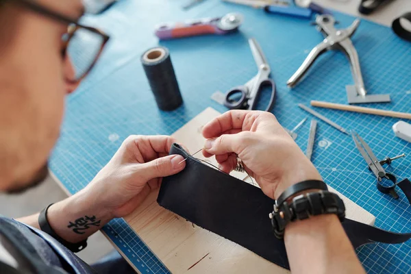 Schouder Bekijken Van Drukke Ambachtsman Met Tatoeage Naaien Lederen Stukken — Stockfoto