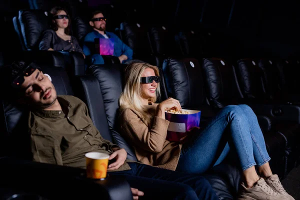 피로에 남자가 친구가 팝콘을 스크린 앞에서 영화를 즐기는 안경을 영화를 — 스톡 사진