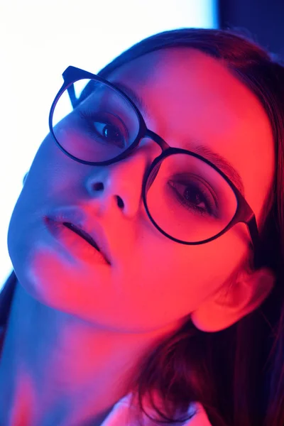 Detailní Záběr Sexy Atraktivní Dívka Brýlích Pózuje Neonové Růžové Modré — Stock fotografie