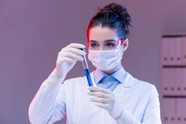 Junge Wissenschaftlerin Mit Maske Handschuhen Und Brille Beim Studium Der — Stockfoto