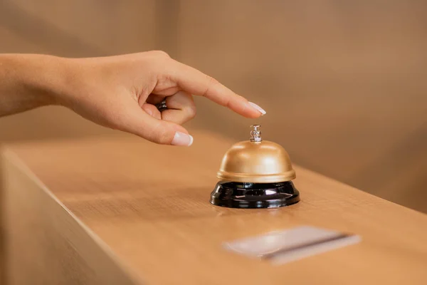 Mão Jovem Empresária Contemporânea Sobre Call Ring Balcão Recepção Antes — Fotografia de Stock