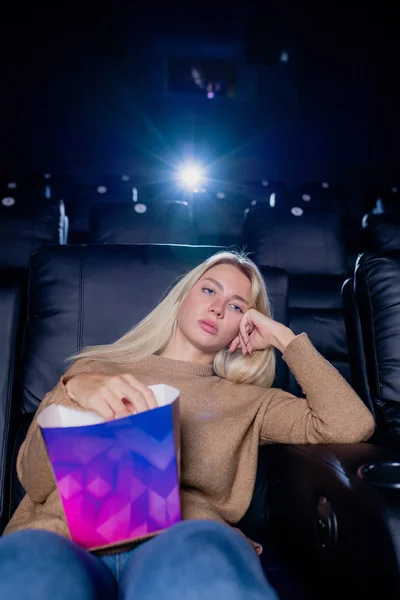 Gelangweilte Oder Müde Junge Blonde Frau Mit Einer Schachtel Popcorn — Stockfoto