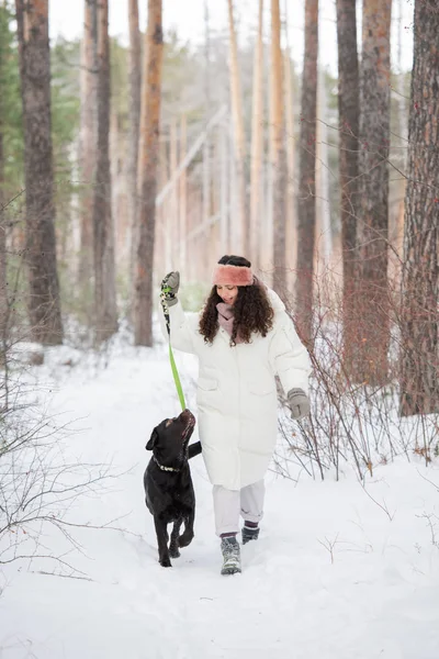 Joyeux Jeune Femme Tenue Hiver Blanche Tenant Laisse Récupérateur Noir — Photo