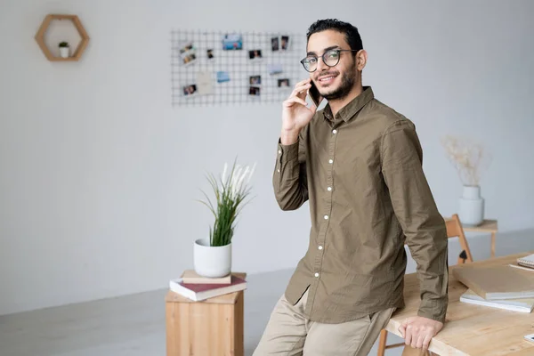 Jovem Agente Negócios Feliz Mesa Escritório Enquanto Consulta Dos Clientes — Fotografia de Stock