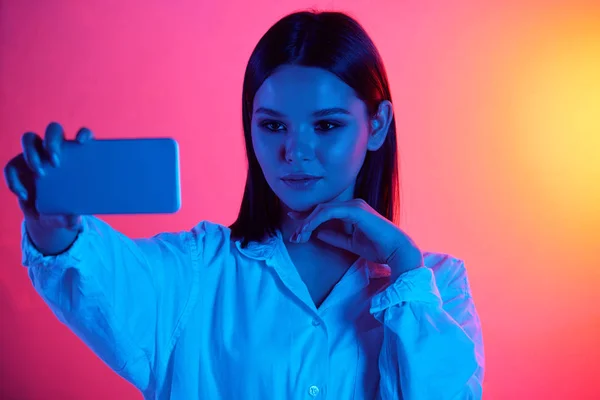 Hermosa Mujer Joven Blusa Tomando Selfie Teléfono Inteligente Luz Neón —  Fotos de Stock