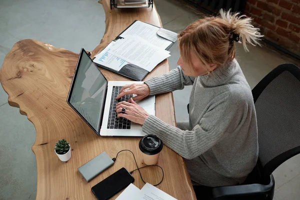 Mujer Negocios Madura Concentrada Suéter Sentado Mesa Escribiendo Ordenador Portátil — Foto de Stock