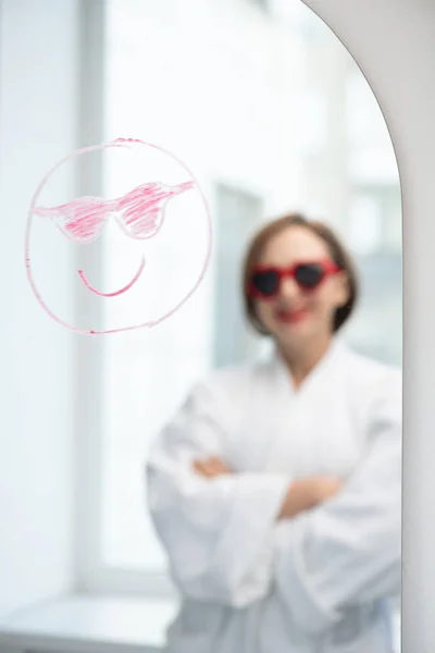 Face Smile Sunglasses Drawn Lipstick Mirror Reflection Girl Wearing White — Stock Photo, Image