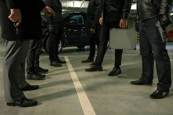 Duas Fileiras Homens Preto Segurando Armas Mão Mala Frente Uns — Fotografia de Stock