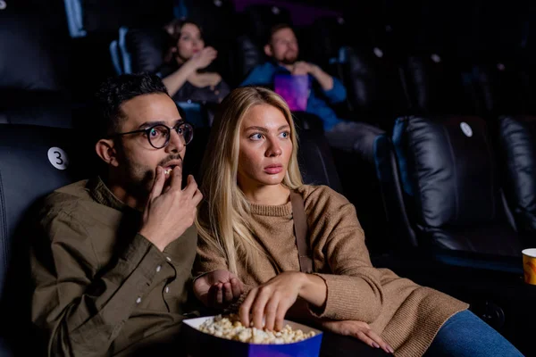 Jovens Com Medo Datas Com Caixa Pipoca Sentado Cinema Escuro — Fotografia de Stock