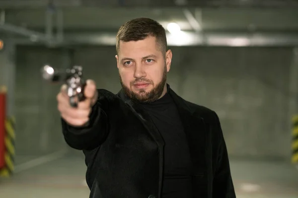 Fiatal Gyilkos Vagy Ügynök Fekete Kabátban Pólóban Aki Fegyvert Irányít — Stock Fotó