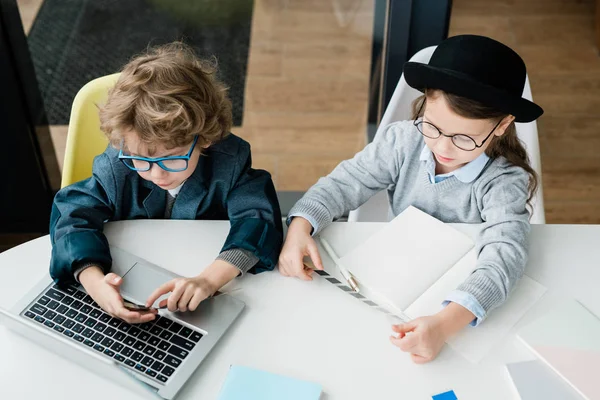 Twee Ijverige Drukke Schoolkinderen Casualwear Zitten Aan Het Bureau Werken — Stockfoto