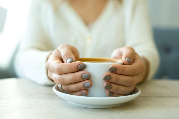 Manos Joven Hembra Descansada Sosteniendo Taza Porcelana Blanca Capuchino Caliente — Foto de Stock