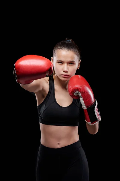 Mladá Silná Sportovkyně Aktivním Oblečení Boxerských Rukavicích Při Pohledu Vás — Stock fotografie