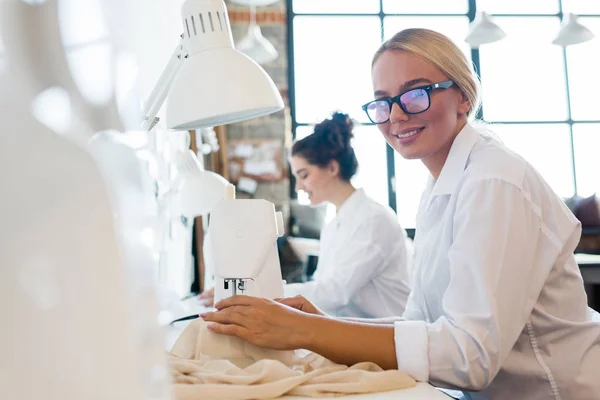 Porträtt Leende Kvinnlig Fabriksarbetare Glasögon Syduk Med Hjälp Symaskin — Stockfoto