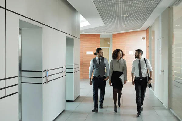 Tres Jóvenes Colegas Interculturales Bien Vestidos Que Discuten Puntos Trabajo —  Fotos de Stock