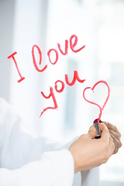 Mão Jovem Fêmea Roupão Branco Escrevendo Mensagem Amor Desenho Pequeno — Fotografia de Stock