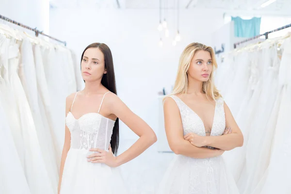 Joven Novias Hermosas Disgustadas Vestidos Novia Pie Sala Exposición Mirando — Foto de Stock