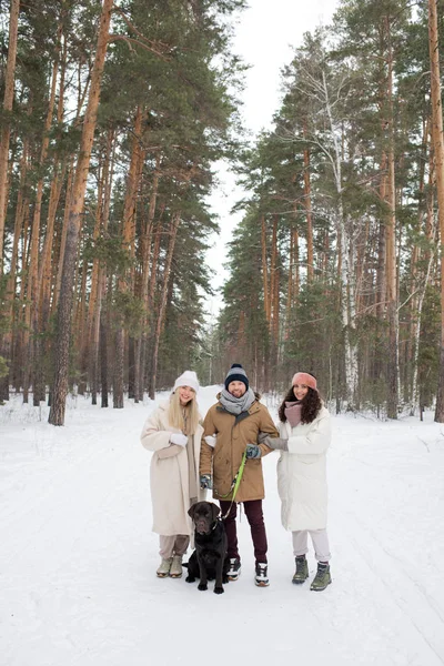Ung Man Med Svart Retriever Och Två Flickor Vinterkläder Står — Stockfoto
