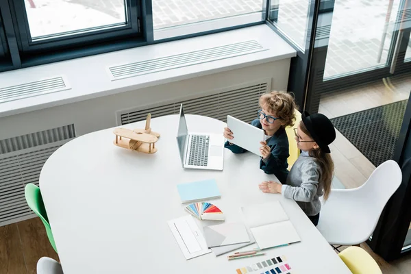 Creatieve Kleine Ontwerpers Die Gebruik Maken Van Touchpad Tijdens Het — Stockfoto